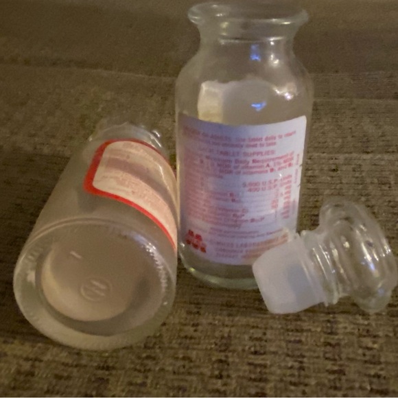 1960S ONE A DAY & SHOCKS IRON VITAMINS GLASS BOTTLE - Picture 2 of 2